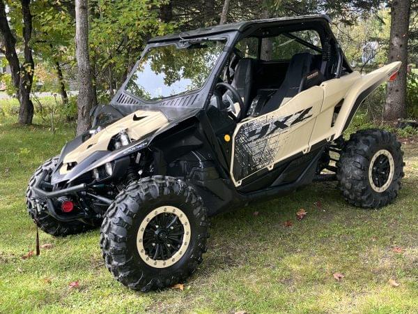 PARE-BRISE EN VERRE AVEC ENSEMBLE COMPLET D'ESSUIE GLACE ET DE LAVE GLACE YAMAHA YXZ | 2019-2025 (Pare-brise avant) – Image 4