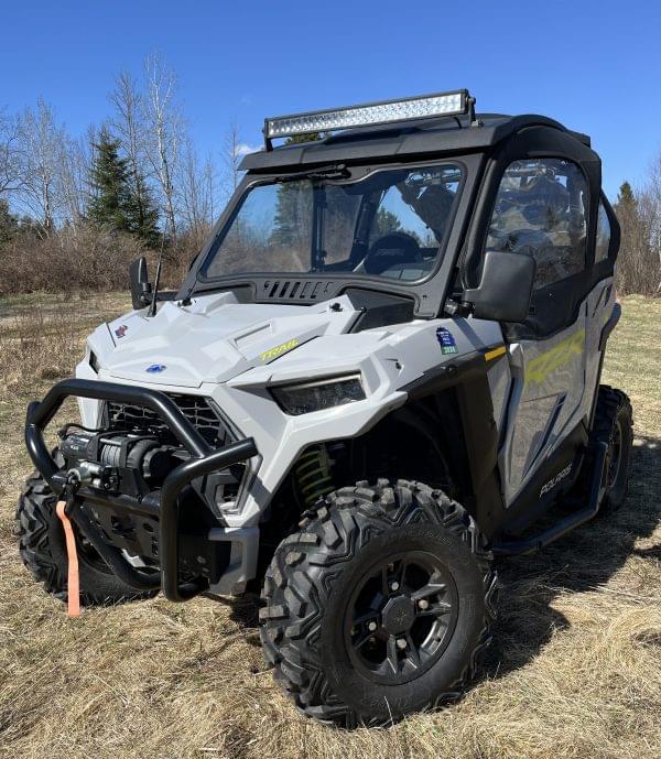 PARE-BRISE EN VERRE AVEC ENSEMBLE COMPLET D'ESSUIE GLACE ET DE LAVE GLACE POLARIS RZR TRAIL | TRAIL S | 2021-2025 (Pare-brise avant) – Image 4