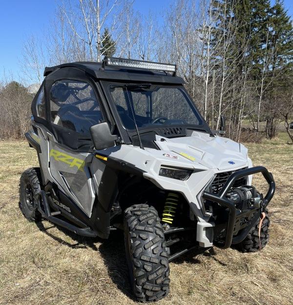 PARE-BRISE EN VERRE AVEC ENSEMBLE COMPLET D'ESSUIE GLACE ET DE LAVE GLACE POLARIS RZR TRAIL | TRAIL S | 2021-2025 (Pare-brise avant) – Image 3