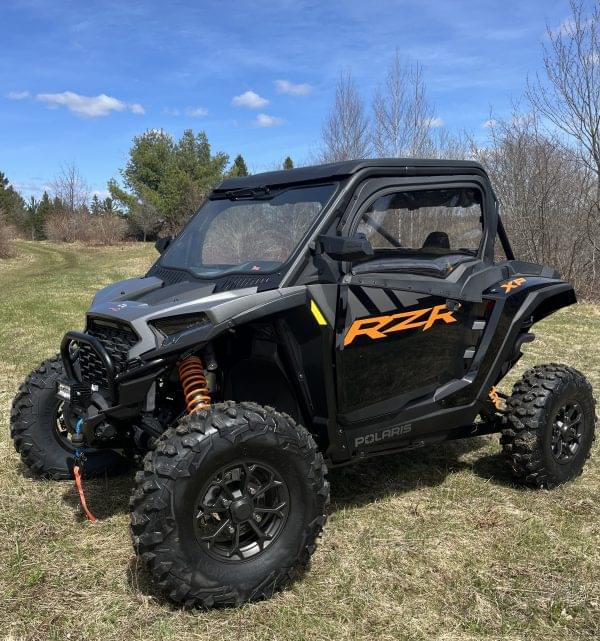 PARE-BRISE EN VERRE AVEC ENSEMBLE COMPLET D'ESSUIE GLACE ET DE LAVE GLACE POLARIS RZR XP 1000 | 2024-2025 (Pare-brise avant) – Image 6
