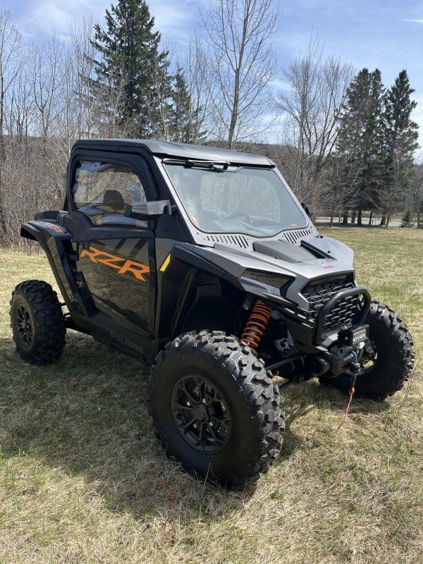 PARE-BRISE EN VERRE AVEC ENSEMBLE COMPLET D'ESSUIE GLACE ET DE LAVE GLACE POLARIS RZR XP 1000 | 2024-2025 (Pare-brise avant) – Image 5
