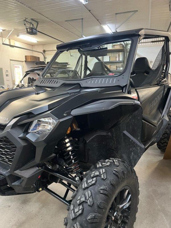 PARE-BRISE EN VERRE AVEC ENSEMBLE COMPLET D'ESSUIE GLACE ET DE LAVE GLACE HONDA TALON | 2018-2025 (Pare-brise avant) – Image 4