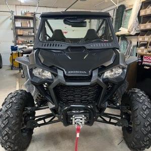 PARE-BRISE EN VERRE AVEC ENSEMBLE COMPLET D'ESSUIE GLACE ET DE LAVE GLACE HONDA TALON | 2018-2025 (Pare-brise avant)