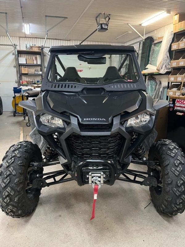 PARE-BRISE EN VERRE AVEC ENSEMBLE COMPLET D'ESSUIE GLACE ET DE LAVE GLACE HONDA TALON | 2018-2025 (Pare-brise avant)