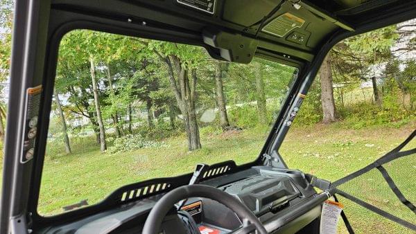 PARE-BRISE EN VERRE AVEC ENSEMBLE COMPLET D'ESSUIE GLACE ET DE LAVE GLACE CAN-AM Defender | 2016-2025 (Pare-brise avant FIXE) - Image 2